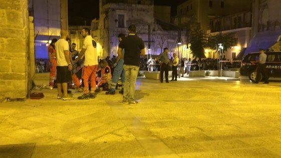 Corato, 24enne ucciso nella piazza della movida: letali 2 colpi di pistola sparati tra la folla