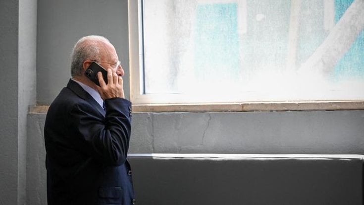 Fondi coesione, il Consiglio di Stato dà ragione a De Luca: Fitto deve firmare l’accordo con la Regione Campania. E Meloni polemizza col governatore: “Faccia meno dirette Facebook”