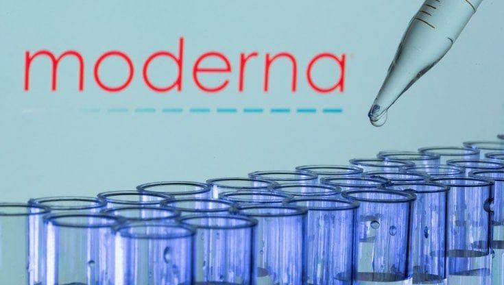 Vaccino Moderna, l'Ema dà il via libera alla terza dose dai 18 anni in su