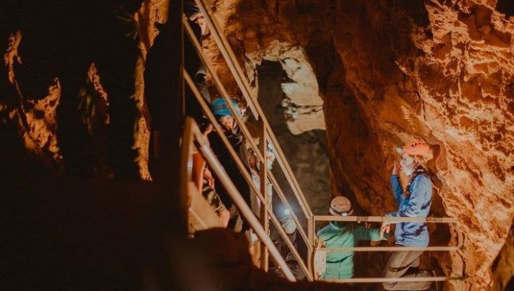 Varese, salvato lo speleologo ferito alla testa da un masso a cento metri di profondità