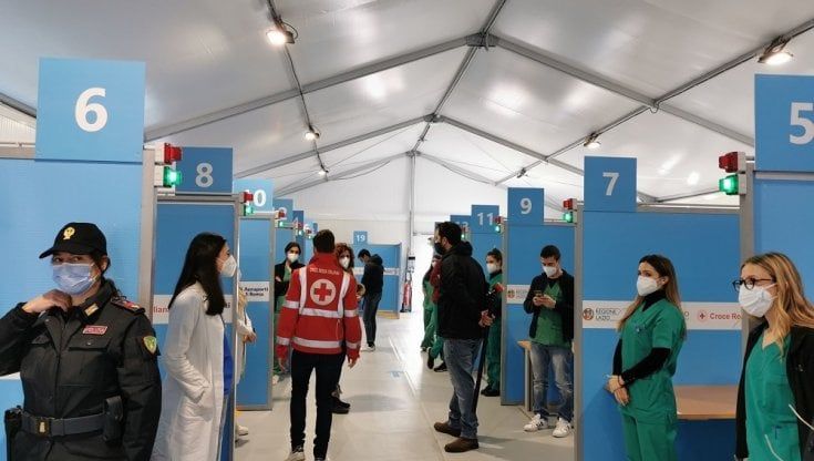Vaccini, via libera agli under 60 dal 27 aprile. Presto i nuovi hub alla Vela di Calatrava e a Porta di Roma 