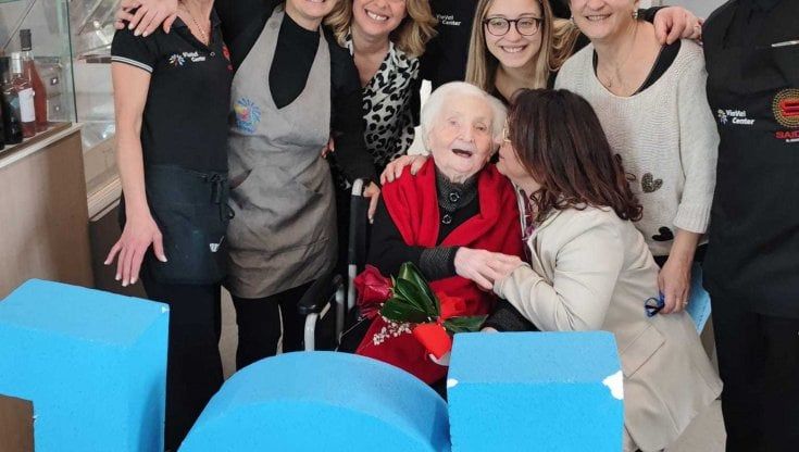 A Bitonto per i 101 anni di nonna Angela: una festa con 50 nipoti