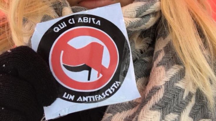 Pavia e quegli adesivi della vergogna: “Qui abita un antifascista”