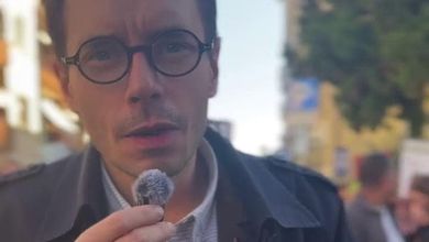 Cortei contro caro vita e riarmo, il ricercatore: "Hanno caricato con i manganelli mentre eravamo a braccia alzate"