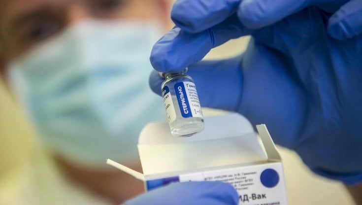 Coronavirus,  Lazio giallo e compra lo Sputnik. Regione: "Presto 1 milione di dosi"