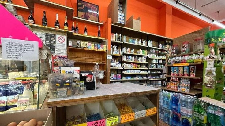Palpeggiò 13enne al minimarket, i giudici:“Pochi secondi, il danno è lieve”