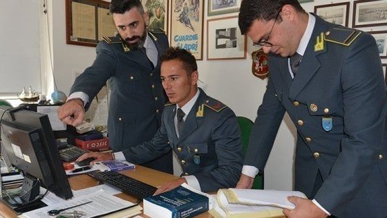 Caserta, rubava energia elettrica con il trucco del magnete: denunciato commerciante