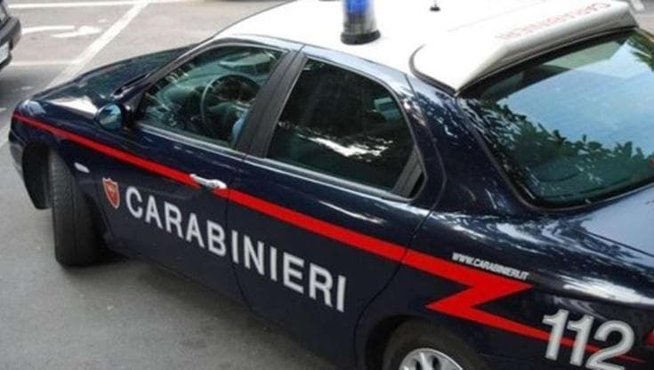 A 13 anni porta pistola giocattolo in classe e la mostra ai compagni: intervengono i carabinieri