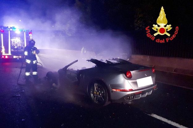 Incidente a Milano, la Ferrari carbonizzata dopo lo schianto