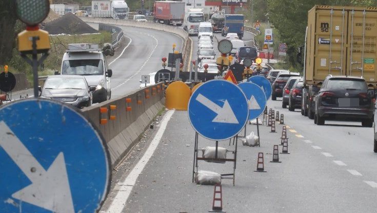 I dannati della Fi-Pi-Li: tra rabbia, code di chilometri e “cantieri deserti”, viaggio nella più tormentata delle strade toscane 