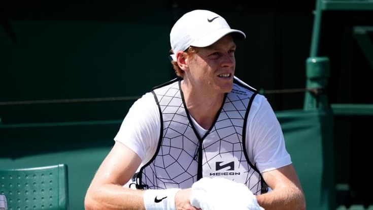 Sinner a Wimbledon con il giubbotto refrigerante: “Forse a Parigi abbiamo sbagliato qualcosa"