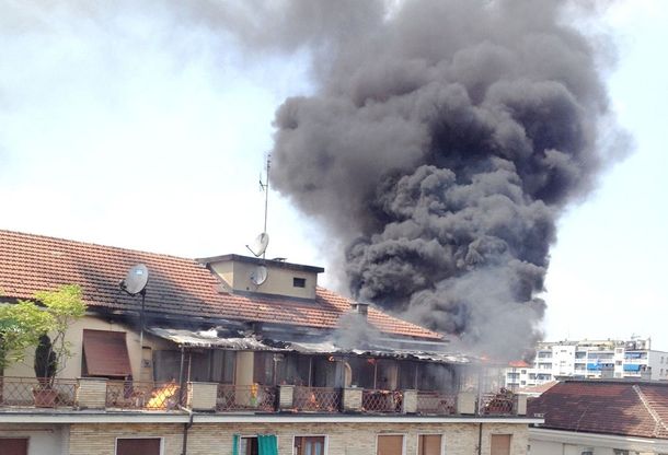 Brucia un terrazzo, paura in via Nizza: il fumo nero si vede da tutta la citt&agrave;