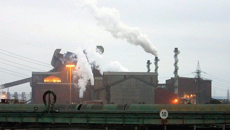 ArcelorMittal annuncia che riduce la produzione e la cig per altri 500 operai di Taranto ma poi fa dietrofront
