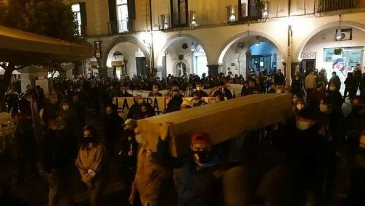 Dpcm: nel Salernitano corteo di protesta con bara