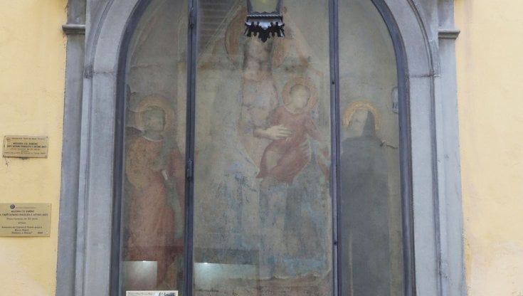 Firenze, la sorpresa di Nancy: il regalo per gli 80 anni del marito è il restauro di un tabernacolo del ‘300