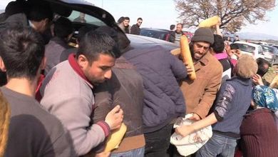 Idomeni: pane, arance e coperte. La solidarietà dei greci ai migranti