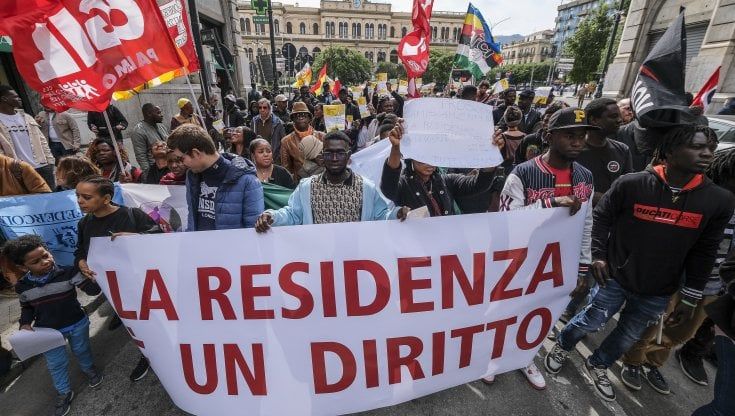 Il diritto alla residenza fa manifestare insieme palermitani e stranieri