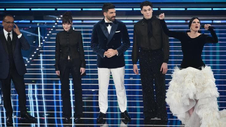 Sanremo, le pagelle della terza serata. Arisa, che peccato: 5. Tredici Pietro “storto” e attuale: 7