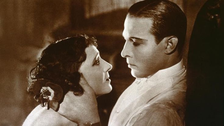 Rodolfo Valentino tra fortuna e leggende: cent’anni fa moriva il paisà che stregò milioni di donne