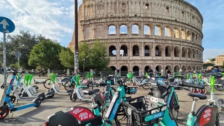Grab, la ciclabile intorno al Colosseo: lavori in via Celio Vibenna. La pavimentazione sarà ecologica