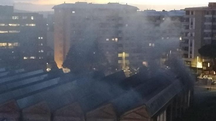 Firenze, fiamme all’ex Meccanotessile. L’incendio causato da un giaciglio di fortuna