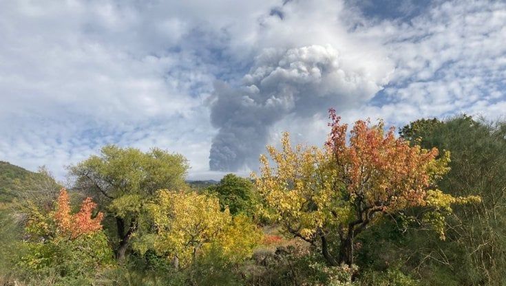 Etna, nuova fontana di lava. Allarme degli agricoltori