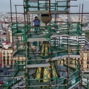 Napoli, gli operai licenziati lasciano il campanile dopo 4 giorni di protesta per il reddito