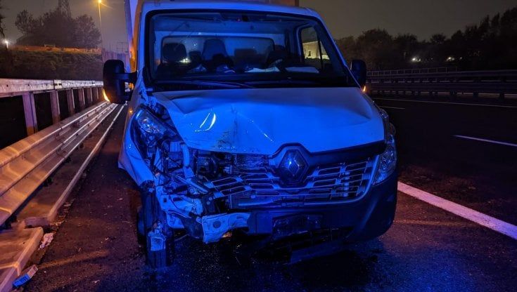 Incidente in tangenziale, auto in fiamme. Due feriti