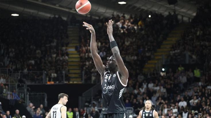 La Virtus dilaga contro Tortona nella serata dell’omaggio a Belinelli e Polonara
