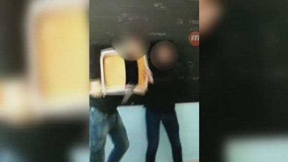 Bullismo a scuola, a Lecce 17enne vittima dei compagni: con la sua maglietta pulivano lavagna