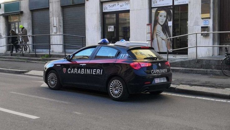 Parma, distrugge le vetrine a sassate: denunciato per furto e danneggiamento. Era in libertà vigilata