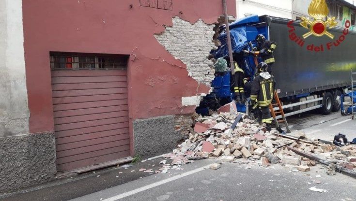 Camion contro un'abitazione: morto il conducente. Via Emilia chiusa a Calerno