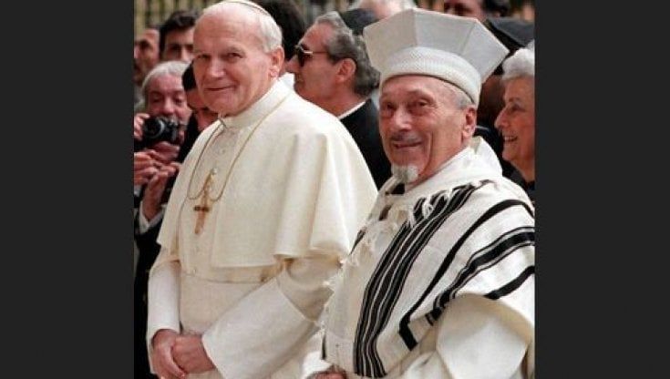 Duemila anni spazzati via in un chilometro: lo storico incontro tra Wojtyla e Toaff