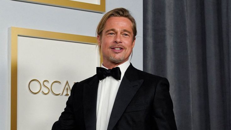 Intramontabile Brad Pitt, smoking e codino per il look da Oscar