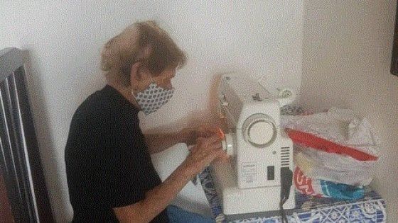 Pina, guarita dalla spagnola 102 anni fa, cuce mascherine contro il coronavirus