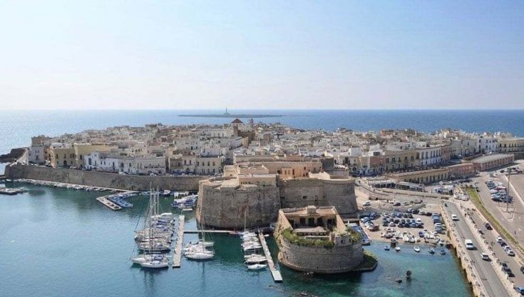 Si finge un noto medico di Milano a Gallipoli e scappa dall'hotel senza pagare dopo un mese di vacanza 