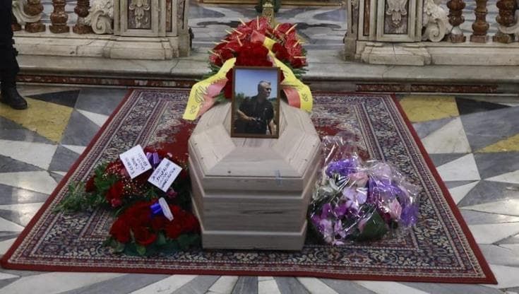 Chiesa degli Artisti, i funerali di Riccardo Siano. Battaglia: “Scelse di stare dentro la realtà”