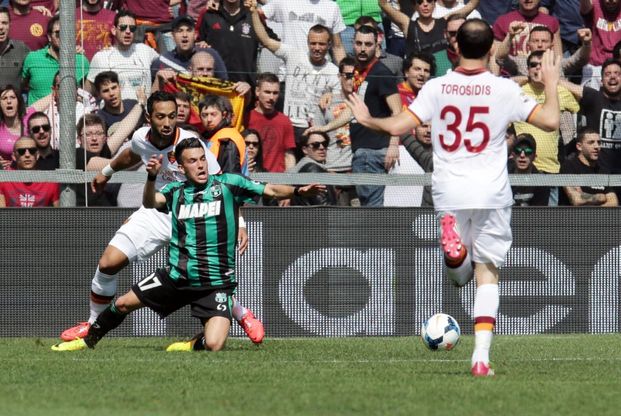 Sassuolo-Roma, l'arbitro d&agrave; il rigore poi ci ripensa<br />Benatia: "Sansone &egrave; stato onesto..."