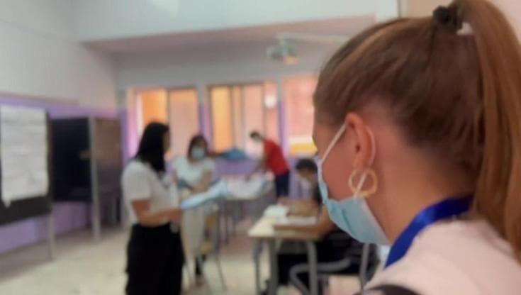 Napoli, lo spoglio delle schede in una scuola del centro