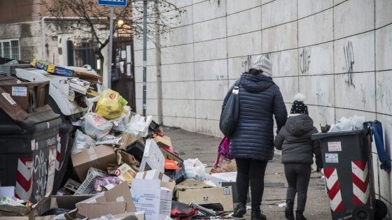  Rifiuti a Roma, scuole aperte ma la città è sporca Regione: verifiche Asl