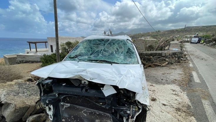Il dolore di Pantelleria ferita dal vento: "Case piene di detriti"