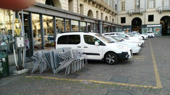 Torino, i tassisti occupano il dehors all'alba: "Questo spazio è nostro"