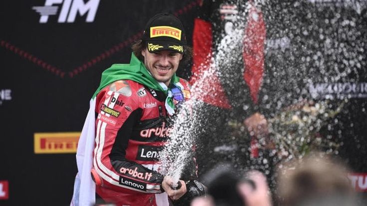 Superbike, Bulega fa tripletta con la Ducati in Australia. E arrivano i complimenti di Max Biaggi