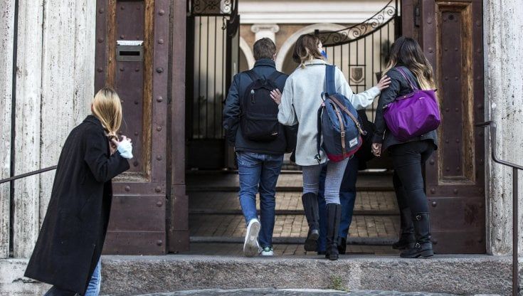 #carodiario. Il caos e il chiasso nelle scuole antidoto al silenzio irreale delle aule vuote