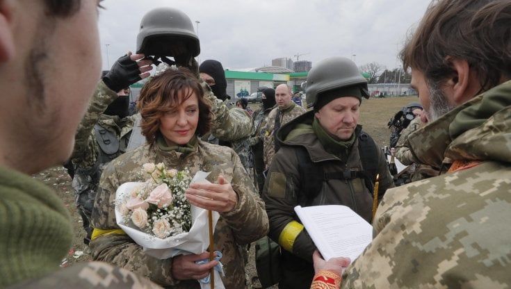 Guerra in Ucraina, lo psichiatra: "Gli sposi sotto le bombe e il sogno di stabilità e sicurezza"