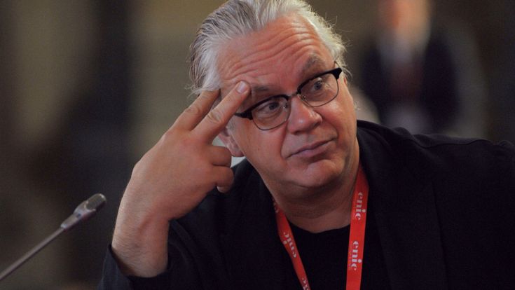 Tim Robbins e la lezione di Dario Fo: “Mi insegnò che ogni tragedia può raccontarsi in farsa”
