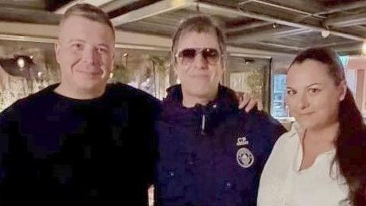 Liam Gallagher a Roma tra foto, autografi e promesse: “Porterò qui gli Oasis”