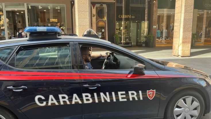 Parma, entra in gioielleria e ruba un Rolex da 15mila euro: donna denunciata per furto aggravato 