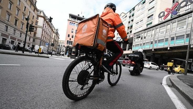 Rider licenziato a Genova: “L’intelligenza artificiale lo ha mandato all’indirizzo sbagliato”