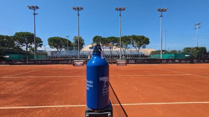 Open delle Puglie di tennis al Circolo di Bari: per le campionesse WTA arrivano le borracce e la mostra Aqp